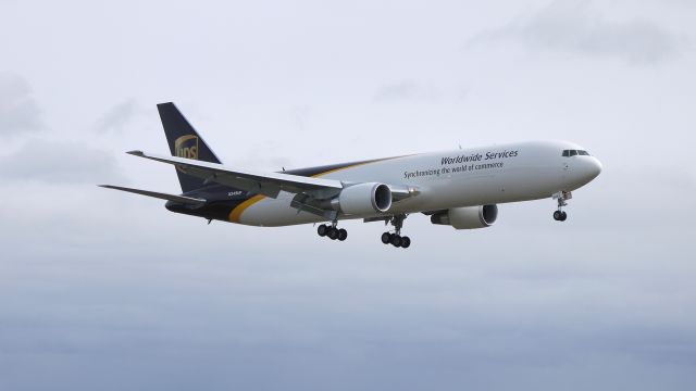 BOEING 767-300 (N349UP) - BOE280 on final approach to runway 16R after about an hour's flight test on 3/28/12.