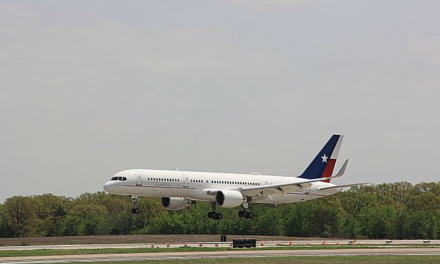 Boeing 757-200 (N903TB) - This is an experimental Boeing 757 that is used for test by L3 Communications.