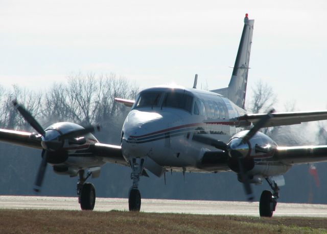 Beechcraft King Air 90 (N80DG) - Taxiing to 14 at the Downtown Shreveport airport.