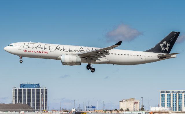 Airbus A330-300 (C-GHLM)