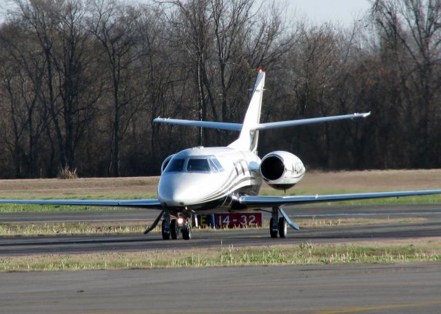 Dassault Falcon 10 (N425JR) - Taxiing in after landing at Shreveports Downtown Airport.