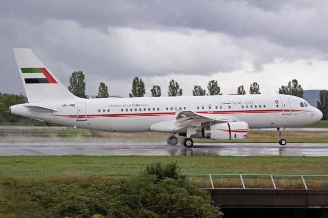Airbus A320 (A6-HMS)
