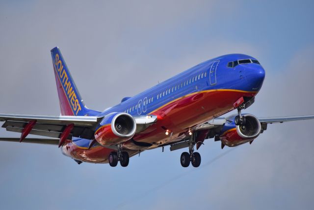 Boeing 737-800 (N8623F) - 12/24/2016: Southwest Airlines Boeing 737-8H4 landing at KHOU. 