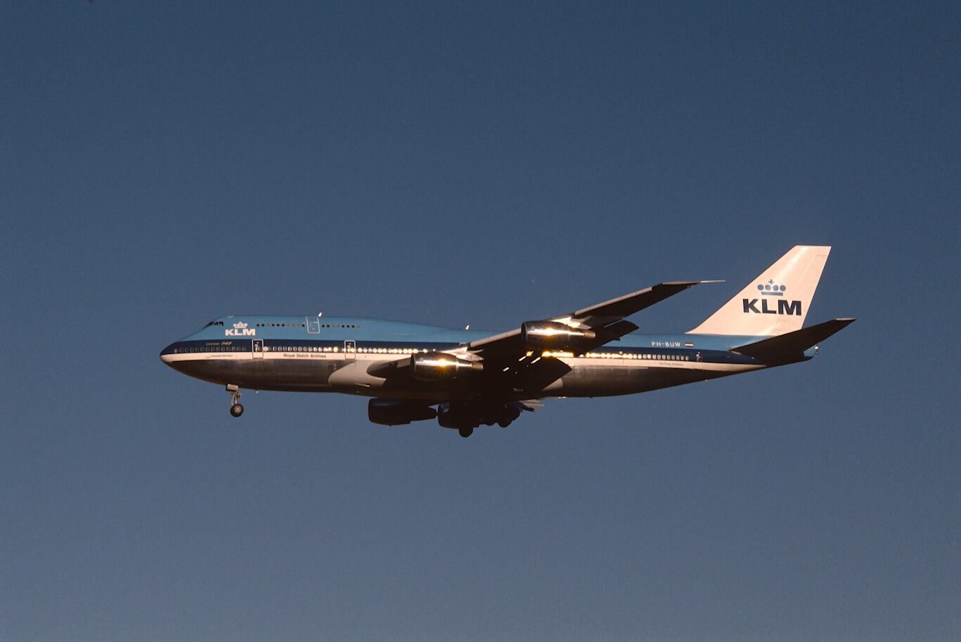 Boeing 747-200 (PH-BUW) - Final Approach to Narita Intl Airport Rwy34 on 1987/01/01