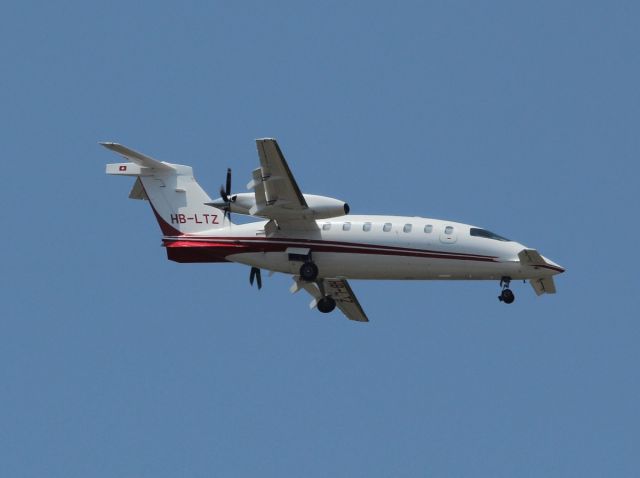 Piaggio P.180 Avanti (HB-LTZ) - 10 JUILLET 2015 - pic from the beach, 1 mile from runway 05