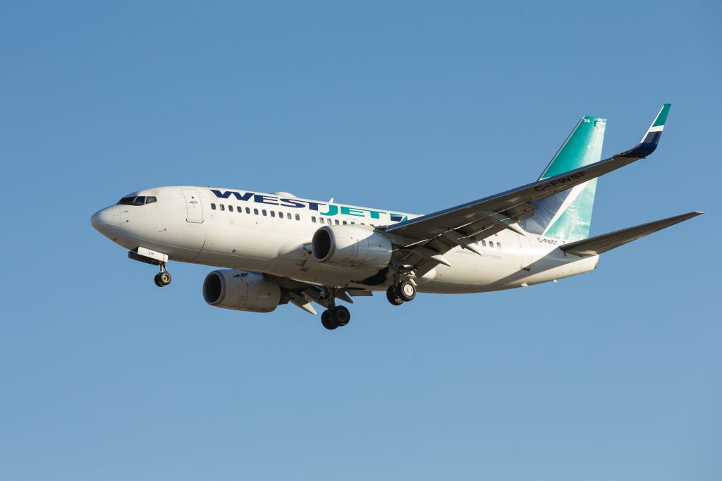 Boeing 737-700 (C-FWSF) - WestJet 737-700 approaching Pearson runway 05L