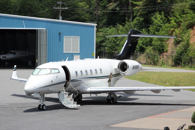 Bombardier Challenger 300 (N116HF)