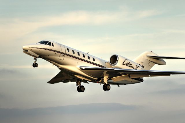 Cessna Citation X (N903QS) - Take off 