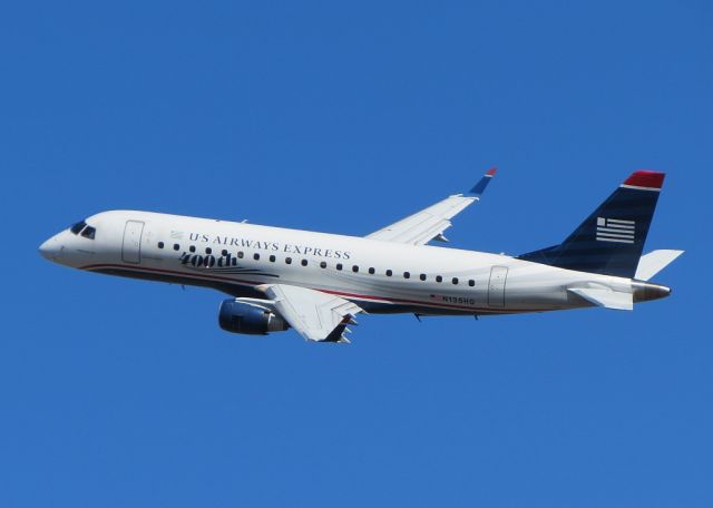 Embraer 170/175 (N135HQ)