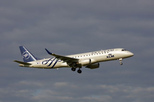 Embraer 170/175 (PH-EZX) - Embraer ERJ190