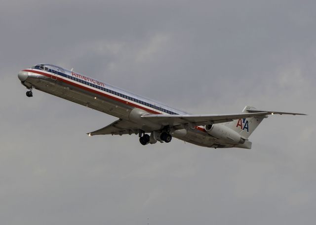 McDonnell Douglas MD-80 (N590AA)