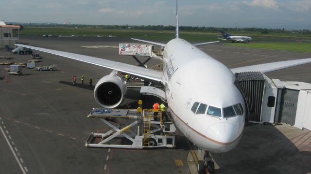 Boeing 777-200 (N78002) - Continental at gate B6 in Santiago STI