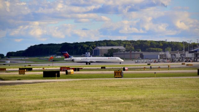 McDonnell Douglas MD-90 (N934DN) - Gorgeous MD90 preparing to taxi and fly to Atlanta.