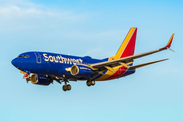 Boeing 737-700 (N283WN) - A Southwest Airlines 737-700 landing at PHX on 2/5/23. Taken with a Canon R7 and Tamron 70-200 G2 lens.