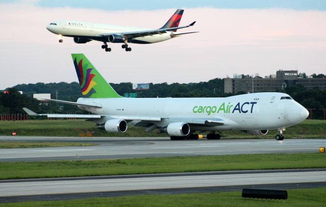 Boeing 747-400 (TC-ACM)