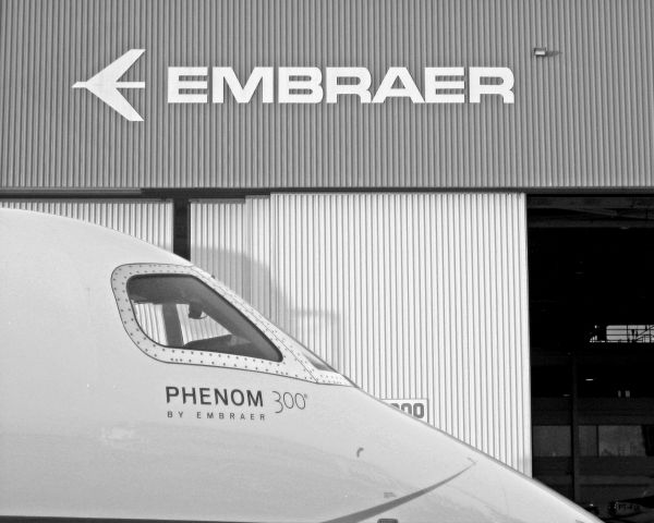 Embraer Phenom 300 —