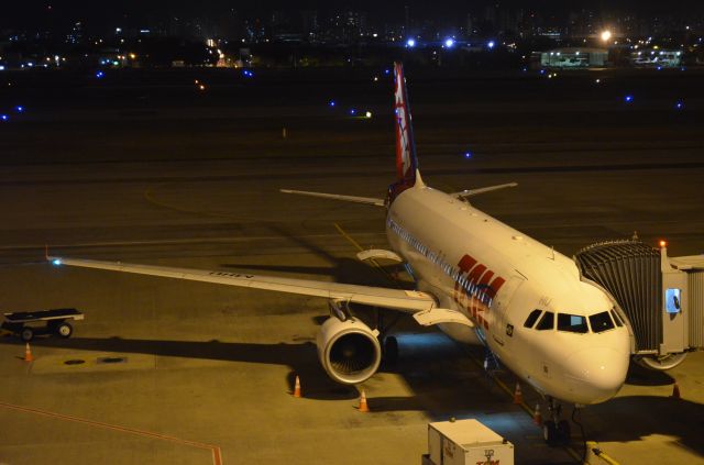 Airbus A320 (PR-MHU) - Aeronave vista do deck de observação, que tem um vidro imundo, o que dificulta a visualização e fotos.