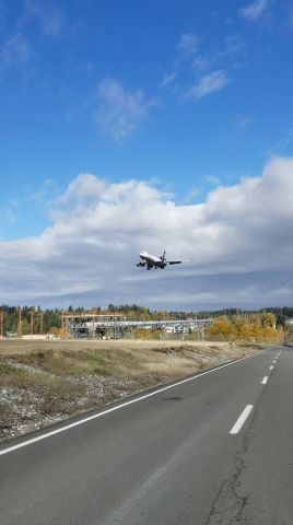 Boeing MD-11 (D-ALCE) - Final to 16R