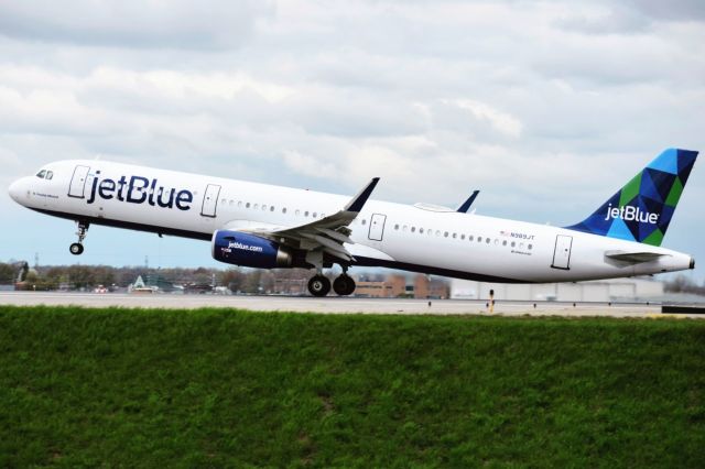 Airbus A321 (N989JT) - Jetblue Airwaysbr /Name: "Newly Minted"br /16 Mint seats / 143 Core seatsbr /br /Route: KBUF --> KBOS (JBU2216)