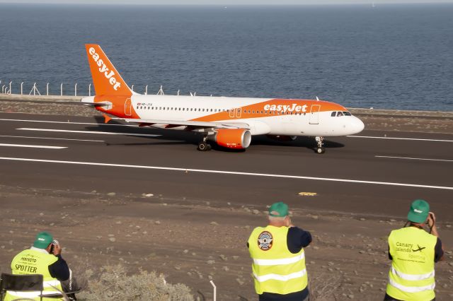 Airbus A320 (HB-JYA) - Some of my friends that we move from Tenerife to La Palma, to enjoy of the IV Open Day of the airport's harness. Ray, Nano and Luc, capturing the time of departure of the EZY A320. A grand day for the practice of photography aeronautics. br /La Palma Airportbr /04/12/2018