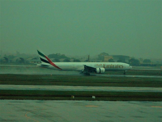 BOEING 777-300ER (A6-EPE)