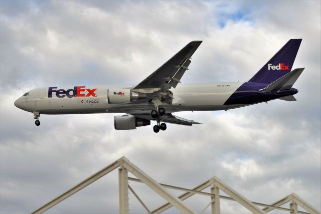 BOEING 767-300 (N199FE) - Delivered to FedEx on 11-09-21, certificate issue date, 11-23-21. Shown on final for 23-L on 12-02-21. First pic of this bird with this previously used reg # (previously worn by a FedEx 727) on the data-base.