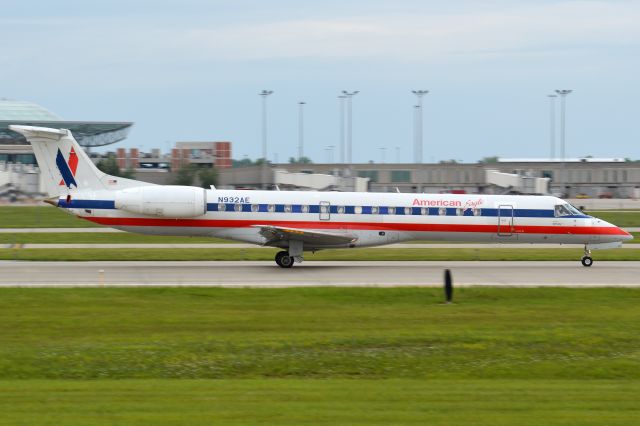 Embraer ERJ-145 (N932AE)