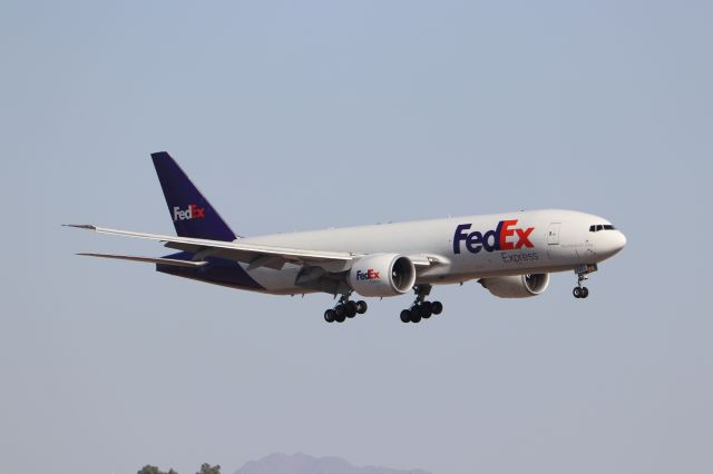 BOEING 777-200LR (N869FD)