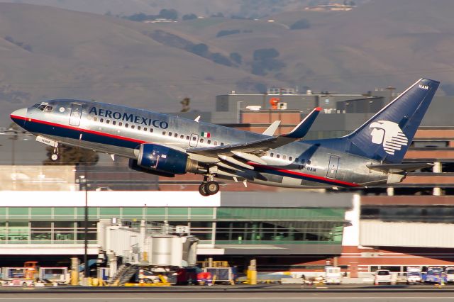 Boeing 737-700 (XA-NAM)