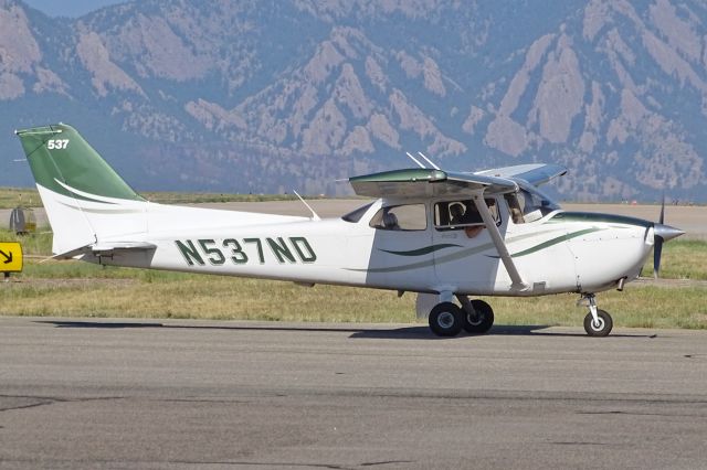 Cessna Skyhawk (N537ND)