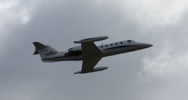 Learjet 35 (N995DP)