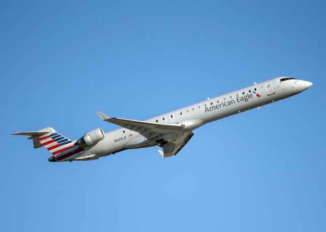 Canadair Regional Jet CRJ-900 (N939LR)