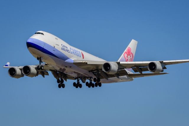 Boeing 747-200 (B-18722) - Arrival KLAX photographed from Proud Bird patio.