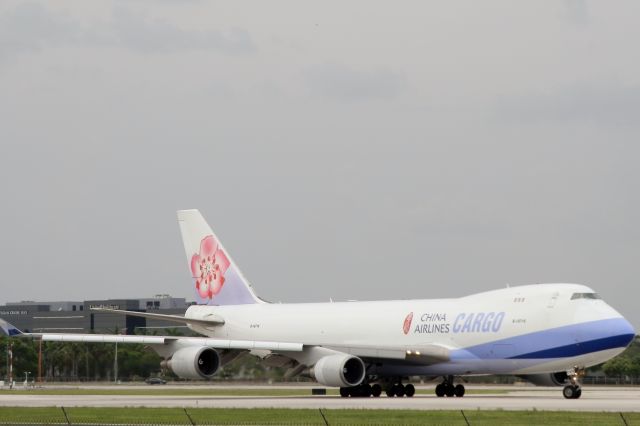 Boeing 747-400 (B-18718)