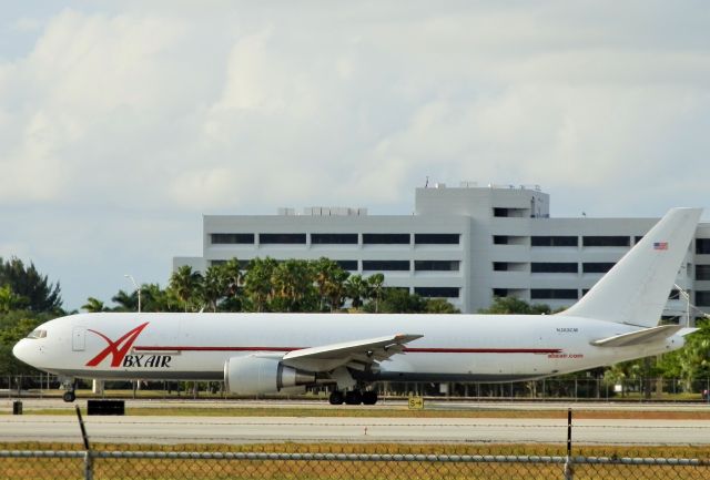 BOEING 767-300 (N363CM)