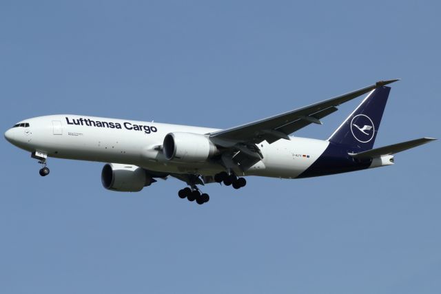 Boeing 777-200 (D-ALFK) - 31/03/2022: Cargo flight from Frankfurt on final to runway 21.