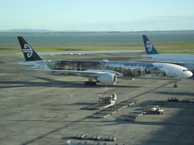 BOEING 777-300 (ZK-OKP)