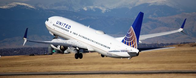 Boeing 737-800 (N73278) - Departing from runway 25.