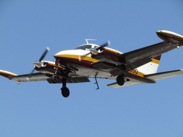 Cessna 310 (N5009Q) - Landing RWY 24
