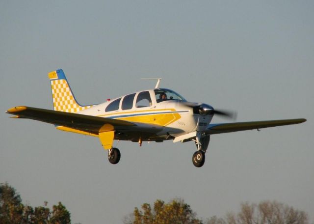 Beechcraft Bonanza (36) (N7732R) - Landing on 14 at Downtown Shreveport.