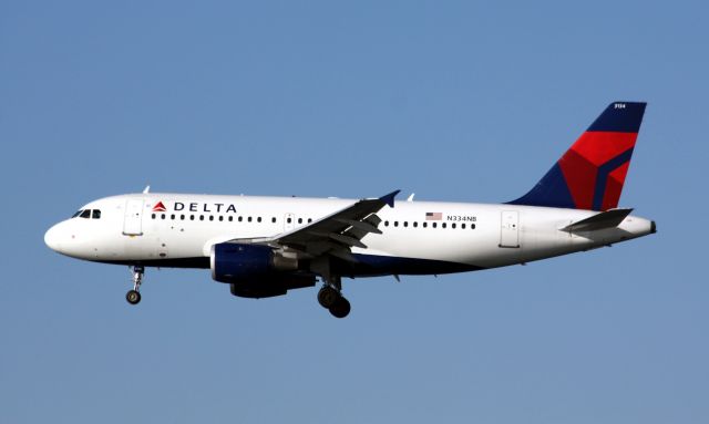 Airbus A319 (N334NB)