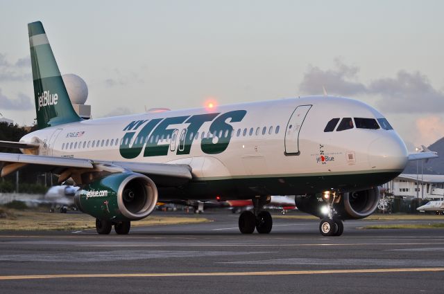 Airbus A320 (N746JB)