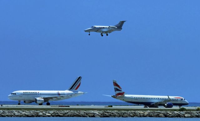 — — - 2 et 1 font 3. Aéroport-Nice-Côte-d'Azur-France.