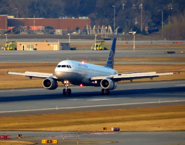 Airbus A320 (N414UA)