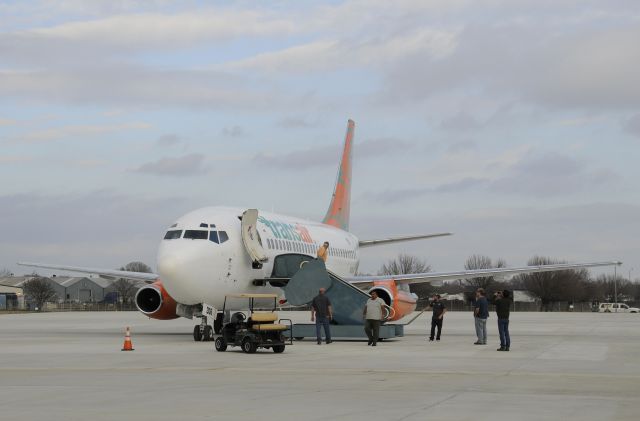 Boeing 737-700 (N306AL) - On the ramp at Merced Regional Airport