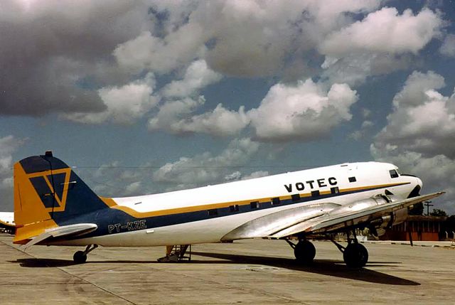 Douglas DC-3 (PT-KZE)
