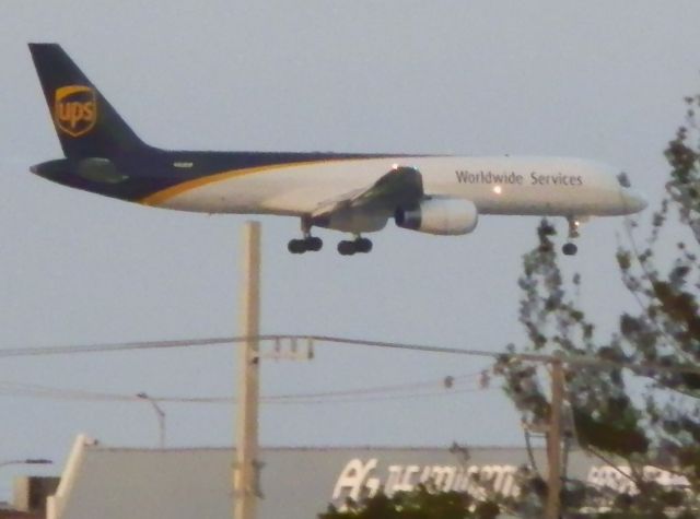 Boeing 757-200 (N458UP) - Taking on the town!
