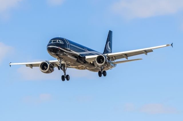 Airbus A320 (LY-COM) - Final approach Toronto YYZ