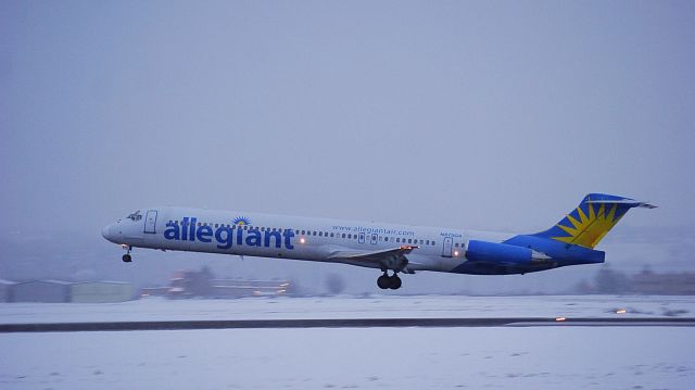 McDonnell Douglas MD-83 (N875GA)