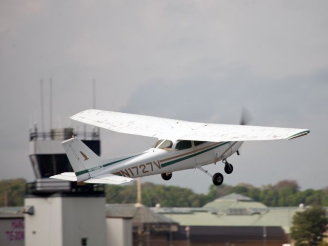 Cessna Skylane (N1727V) - Take off runway 08 at Danbury CT.